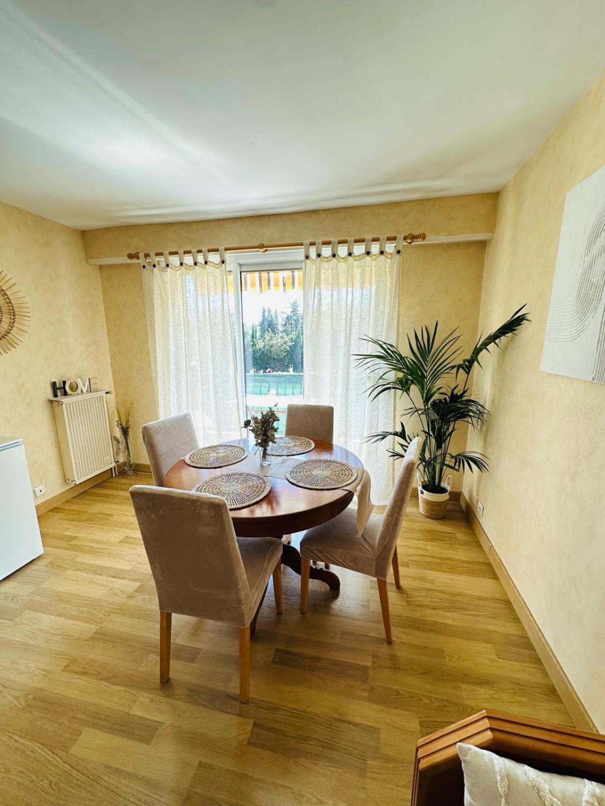 Spacieux 2 Chambres 65M2 Climatise Au Village Medieval Entre Nice Et Antibes Villeneuve-Loubet Kültér fotó