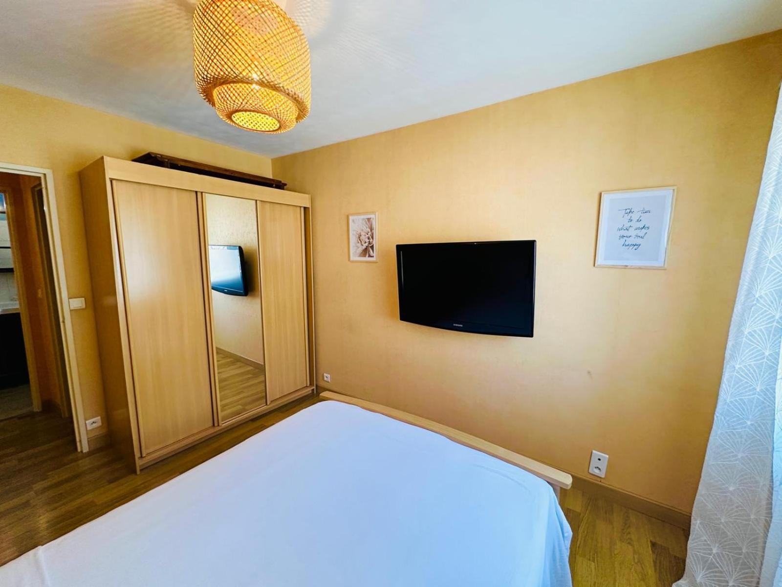 Spacieux 2 Chambres 65M2 Climatise Au Village Medieval Entre Nice Et Antibes Villeneuve-Loubet Kültér fotó